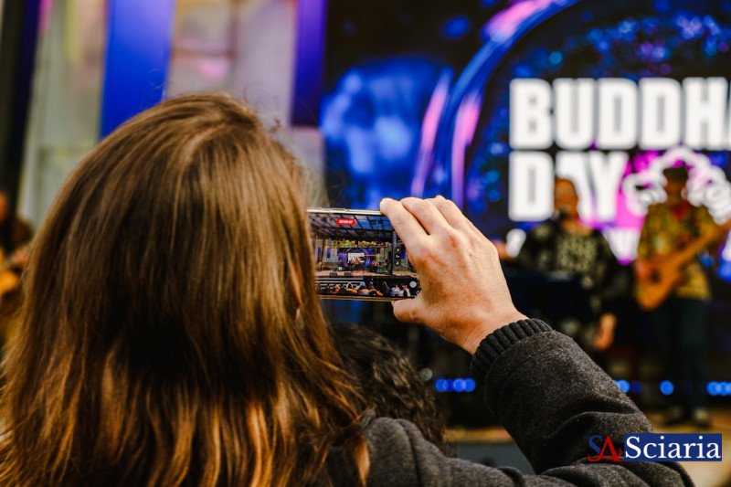 The Authenticity Illusion: Navigating Social Media's New Performance Stage